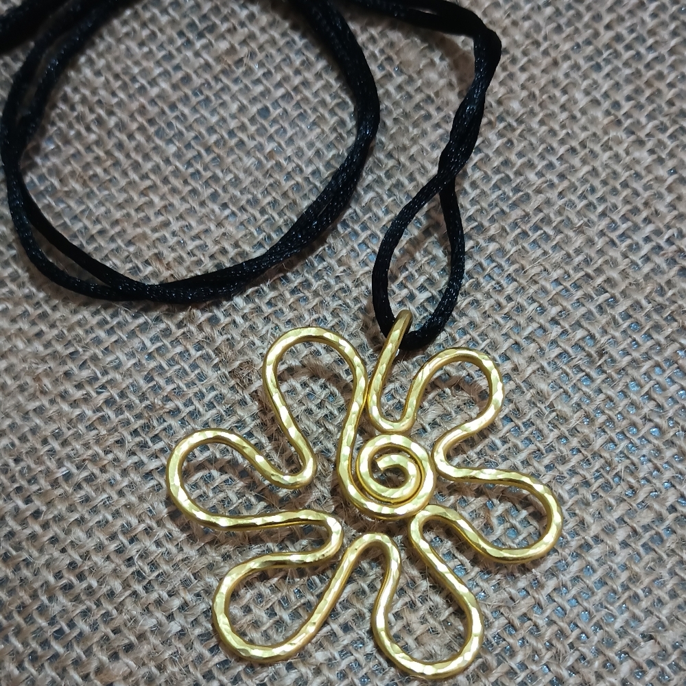 Retro Flower Pendant Necklace Hammered Textured - NEW